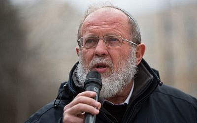 Rabbi Eli Sadan speaks during a protest in front of the Prime Minister's Office in Jerusalem on February 21, 2016. (Yonatan Sindel/Flash90) 