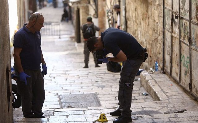 Israeli security forces inspect the scene of a stabbing attack in Jerusalem's Old City on March 11, 2016. (Photo by Yonatan Sindel/Flash90)