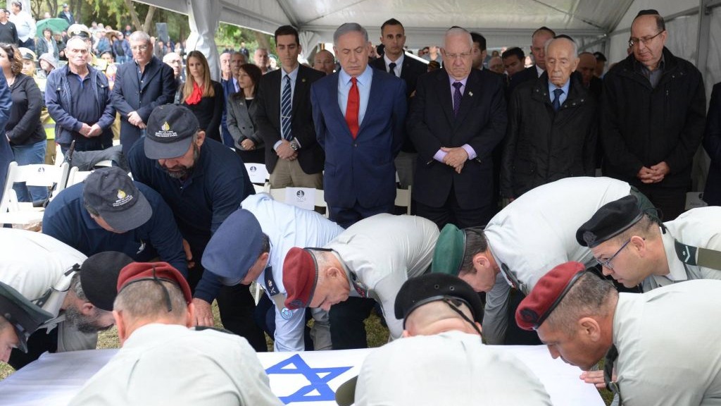 Senior officers carry the coffin of former Mossad chief Meir Dagan, as Israeli political leaders look on, at his funeral in Rosh Pina, on March 20, 2016. (Kobi Gideon / GPO)