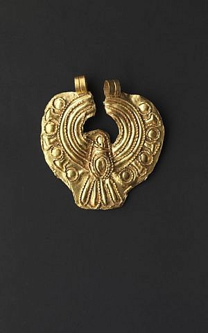 Falcon-shaped earring, Tell el-`Ajjul, 16th – 15th century BCE, gold, Collection of Israel Antiquities Authority (Elie Posner/The Israel Museum)
