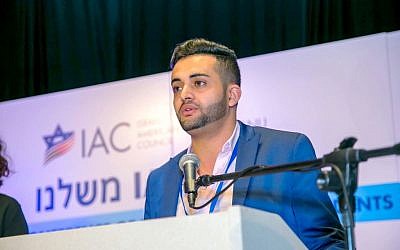 Manny Dahari, who helped orchestrate the airlift to remove his family and other members of the Jewish community from Yemen, receives an award from the Israeli American Council in March 2016. (Courtesy)