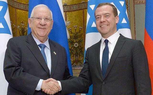 President Reuven Rivlin, left, meets with Russian Prime Minister Dmitry Medvedev in Moscow on March 17, 2015. (Mark Neyman/GPO)