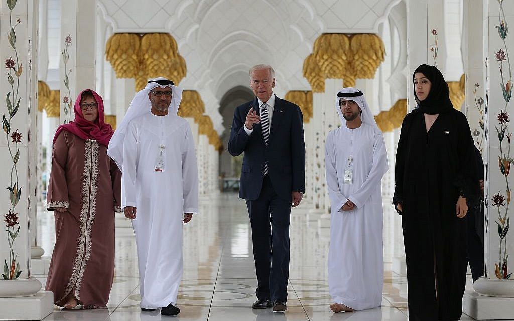 US Vice President Joe Biden visits the Sheikh Zayed Grand Mosque in Abu Dhabi, United Arab Emirates, Monday, March 7, 2016. (AP/Kamran Jebreili)