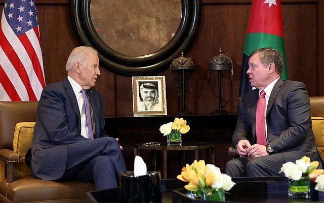 King Abdullah II of Jordan, right, meets with US Vice President Joe Biden, at the Husseiniya Palace in Amman, Jordan, March 10, 2016. (AP/Raad Adayleh)