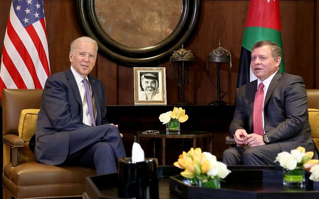 King Abdullah II of Jordan, right, meets with US Vice President Joe Biden, at the Husseiniya Palace in Amman, Jordan, March 10, 2016. (AP/Raad Adayleh)