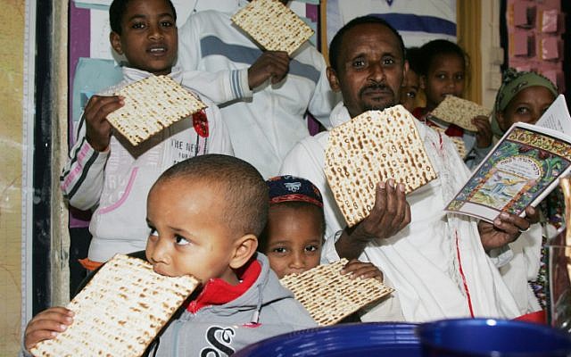 Immigrants from Ethiopia learn the Jewish customs of Passover in an early Seder night at the absorption center for new immigrants in Safed. March 14, 2007 (Haim Azulay/Flash90)