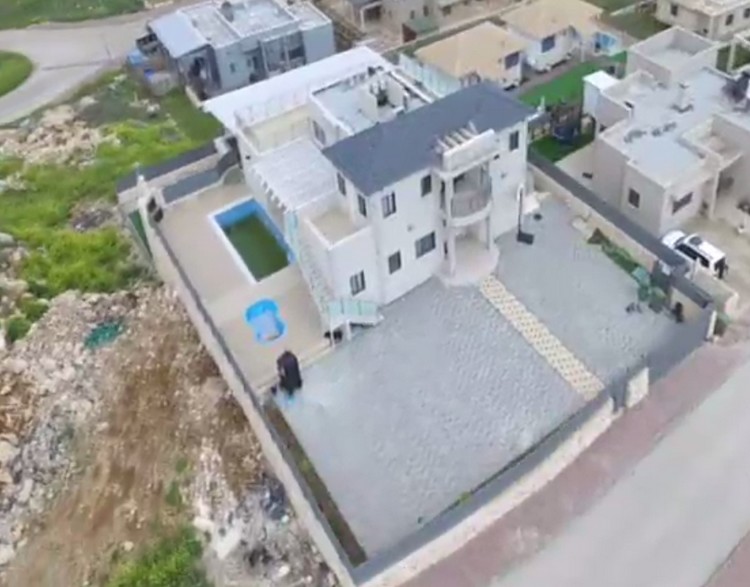 Interior Minister Aryeh Deri's vacation home in northern Israel (screen capture: Channel 2)