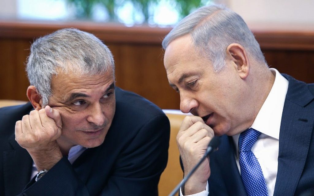 Israeli Prime Minister Benjamin Netanyahu (R) speaks with Finance Minister Moshe Kahlon during the weekly cabinet meeting at the Prime Minister's Office in Jerusalem on January 31, 2016. (Amit Shabi/Pool)