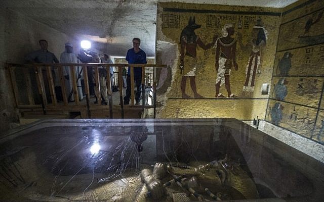 This photo taken on September 29, 2015, shows the golden sarcophagus of King Tutankhamun in his burial chamber at the Valley of the Kings, close to Luxor, 500 kilometers south of Cairo. (AFP / Khaled DESOUKI)