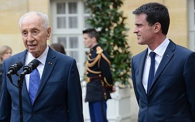 Former Israeli president Shimon Peres (left) with French Prime Minister Manuel Valls in Paris, March 24, 2016 (Courtesy Peres Center for Peace)