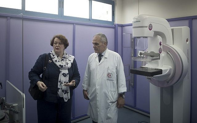 Philippa Whitford (L), an MP for Central Ayrshire in Scotland and a breast cancer expert, visits al-Ahli Hospital with its medical director Doctor Maher Ayyad in Gaza City on April 5, 2016. (AFP Photo/Mahmud Hams)