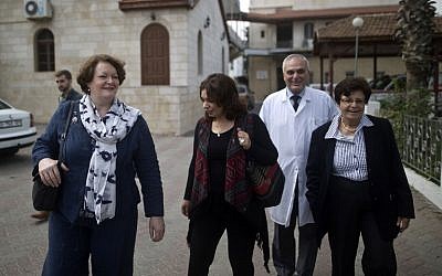 Philippa Whitford (L), an MP for Central Ayrshire in Scotland and a breast cancer expert, visits al-Ahli hospital with its medical director Doctor Maher Ayyad (2ndR) in Gaza City on April 5, 2016. (AFP PHOTO/MAHMUD HAMS)