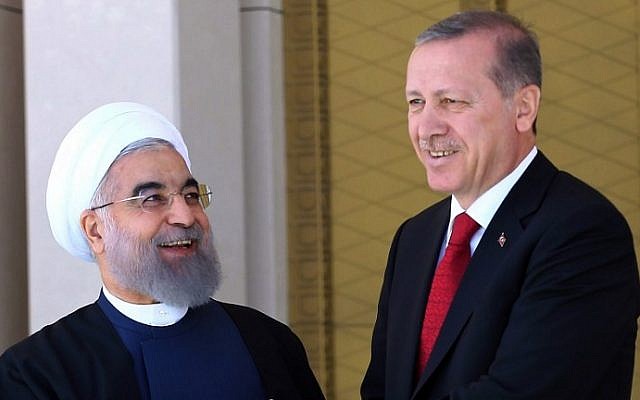 Turkish President Recep Tayyip Erdogan (R) shakes hands with his Iranian counterpart Hassan Rouhani during an official welcoming ceremony at the presidential complex in Ankara on April 16, 2016. (AFP PHOTO / ADEM ALTAN)