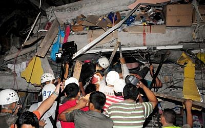 Rescue workers work to pull out survivors trapped in a collapsed building after a huge earthquake struck, in the city of Manta, Ecuador, early on April 17, 2016.
(AFP/API/Ariel Ochoa)