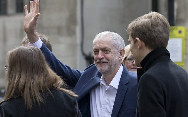 Britain's Labour Party opposition leader Jeremy Corbyn waves to supporters as he arrives to meet with US President Barack Obama at an event in central London on April 23, 2016. (AFP/Justin Tallis)