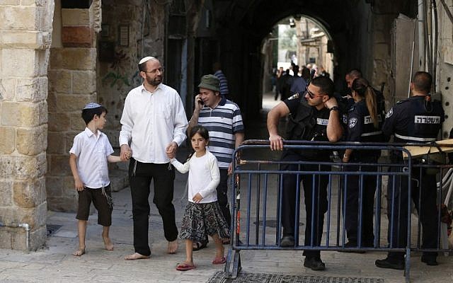 Israeli security forces stand guard as a group of Jews leave the Temple Mount on April 24, 2016. (AFP/AHMAD GHARABLI)