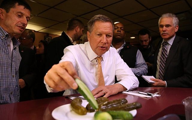 Republican presidential candidate John Kasich eats pickles while having lunch at PJ Bernstein's Deli Restaurant on April 16, 2016 in New York City.(Justin Sullivan/Getty Images/AFP)