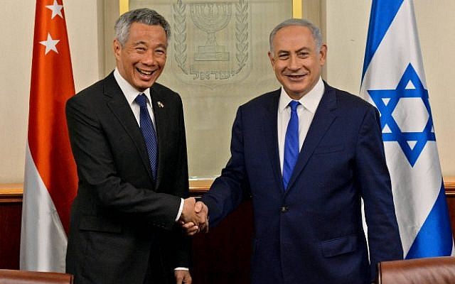 Prime Minister Benjamin Netanyahu and Singapore Prime Minister Lee Hsien Loong shake hands during a meeting at the Prime Minister office in Jerusalem on April 19, 2016. (Haim Zach / GPO)