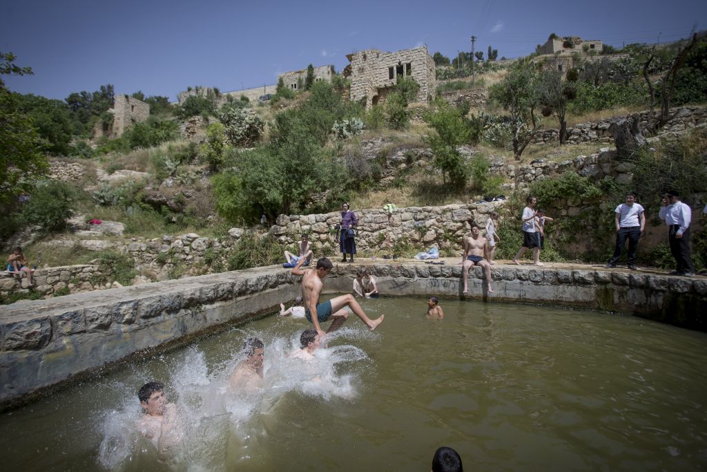 Israelis cool off at Lifta Spring in Jerusalem on April 26, 2016, as temperatures hit 40 degrees in some parts of the country. (Photo by Yonatan Sindel/Flash90)