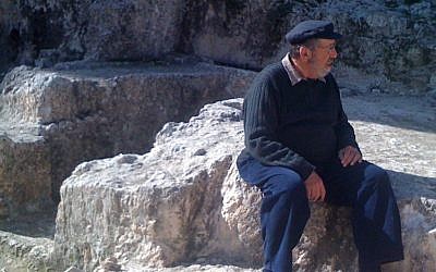 Prof. Gabriel Barkay at his Jerusalem archeological site Ketef Hinnom in 2009. (Ori229/ CC-BY-SA)