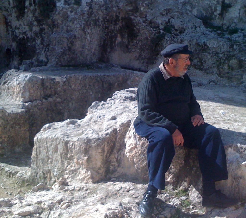 Prof. Gabriel Barkay at his Jerusalem archeological site Ketef Hinnom in 2009. (Ori229/ CC-BY-SA)
