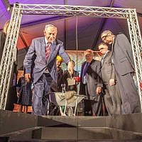 Prime Minister Benjamin Netanyahu helps lay the National Library's new cornerstone, while National Library chairman David Bloomberg, speaker of the Knesset Yuli Edelstein, and Menachem Ben-Sasson, president of the Hebrew University of Jerusalem, look on, April 5, 2016.. (Courtesy Albatross)