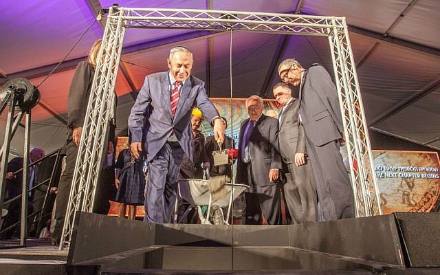 Prime Minister Benjamin Netanyahu helps lay the National Library's new cornerstone, while National Library chairman David Bloomberg, speaker of the Knesset Yuli Edelstein, and Menachem Ben-Sasson, president of the Hebrew University of Jerusalem, look on, April 5, 2016.. (Courtesy Albatross)