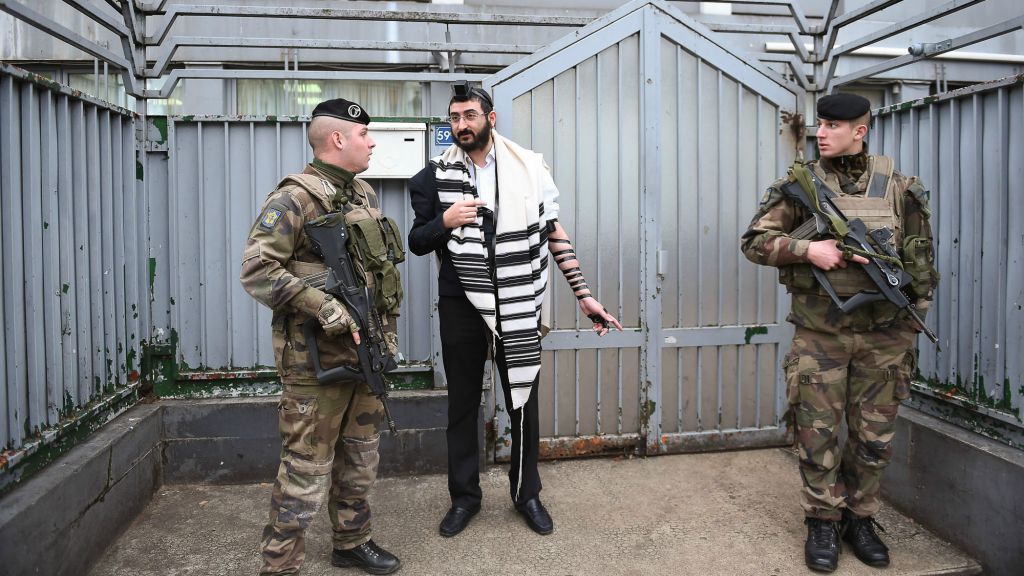 Soldiers guarding a staff member at a Chabad school in Paris, November 16, 2015. (Israel Bardugo/Courtesy of the International Fellowship of Christians and Jews/via JTA)
