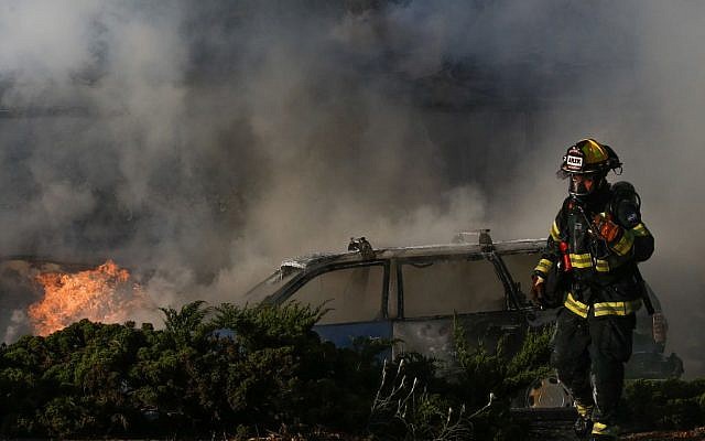 Firefighters and rescue personnel at the scene of a possible bus bombing in Jerusalem, on April 18, 2016. (Nati Shohat/FLASH90)