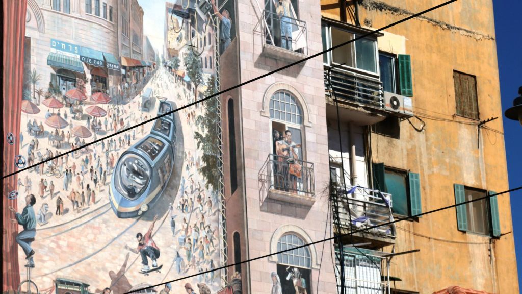 A mural depicting Jerusalem's light rail on the side of a building on Straus Street (Shmuel Bar-Am)