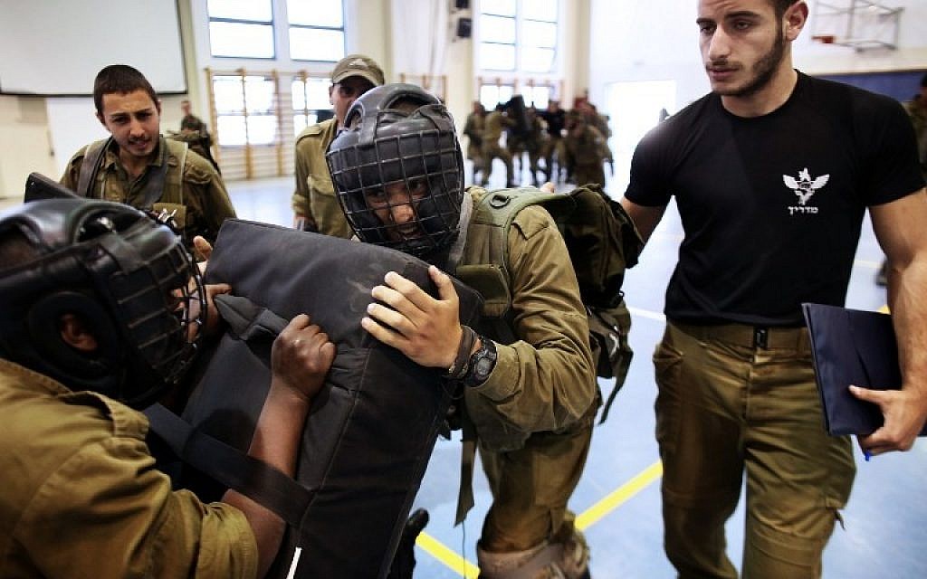 Soldiers from the IDF's Golani Brigade seen during Krav Maga training at the Regavim Army base on April 19, 2016. (AFP PHOTO / MENAHEM KAHANA)