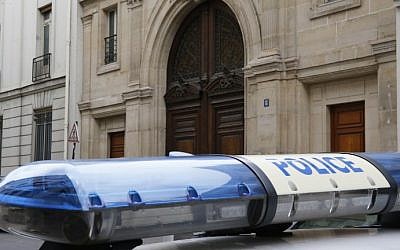 A police car outside the Paris offices of US Internet giant Google on May 24, 2016, in Paris, as police carry out a search as part of a tax fraud investigation. (AFP PHOTO / MATTHIEU ALEXANDRE)
