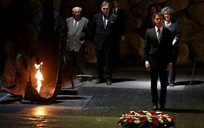 French Prime Minister Manuel Valls lays a wreath at the Hall of Remembrance during a visit to the Yad Vashem Holocaust memorial museum in Jerusalem on May 23, 2016 (AFP PHOTO/GALI TIBBON)