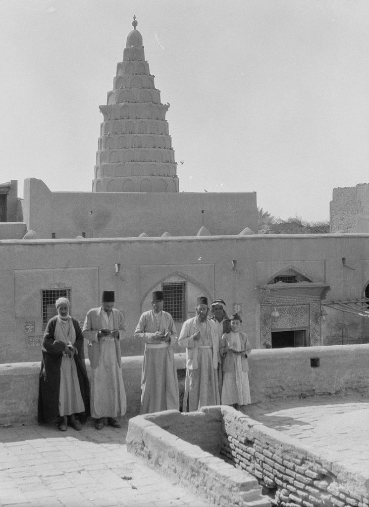 A 1932 photograph of Ezekiel's Tomb at Kifel, in southeastern Iraq. The area was inhabited by Iraqi Jews, some of whom appear in the photo. (American Colony, Jerusalem, Photo Dept. / Eric and Edith Matson Photograph Collection / Wikipedia)