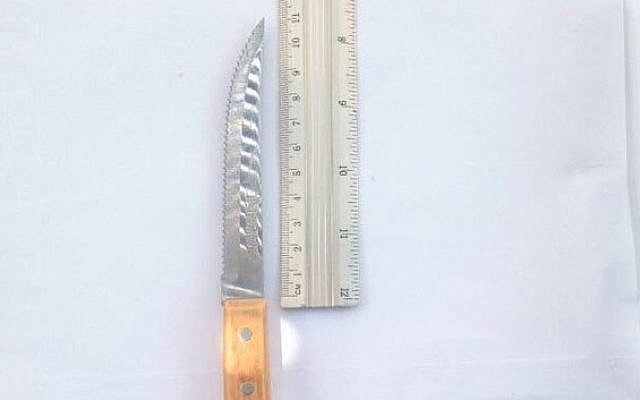 A knife carried by a Palestinian man in Hebron, May 26, 2016. (Israel Police)