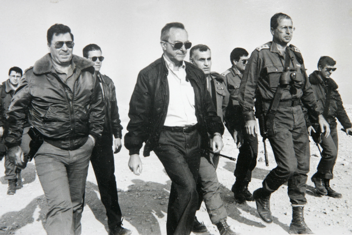 From left to right, Former IDF chief of staff Dan Shomron, former defense minister Moshe Arens, Maj. Gen. Yitzhak Mordechai and current-Defense Minister Moshe Ya'alon, during a training exercise in the Judean desert in December 1991.(Yossi Zamir/Flash90)