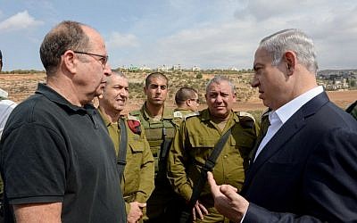 Prime Minister Benjamin Netanyahu, right, speaks with then-defense minister Moshe Ya'alon on October 6, 2015. (Amos Ben Gershom/GPO)
