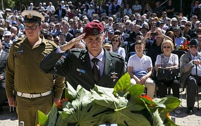 Deputy IDF Chief of Staff Yair Golan lays a wreath at a memorial during a ceremony at the Yad Vashem Holocaust museum as Israel marks the annual Holocaust Remembrance Day, May 5, 2016. (Olivier Fitoussi/Pool) 