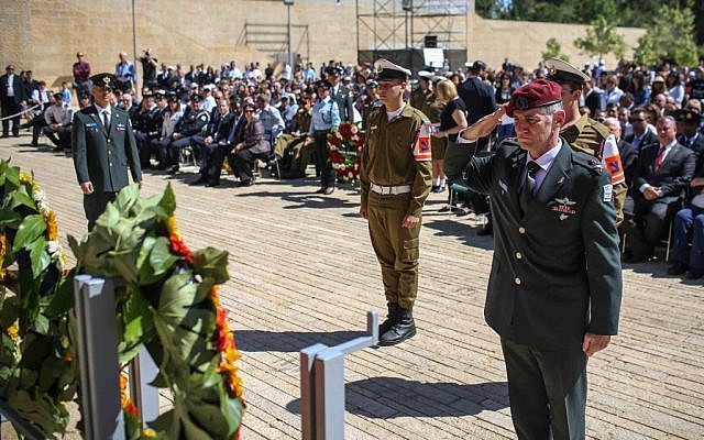 Yair Golan salutes after laying a flower wreath at a memorial during a Holocaust Remembrance Day ceremony at Yad Vashem on May 5, 2016. (Noam Moskowitz/Pool)
