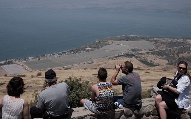 Israelis watch a demonstration of the Israeli Air Force on the 68th Independence Day of Israel over the Sea of Galilee in northern Israel, May 12, 2016. Tomer Neuberg/Flash90)