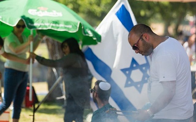 Israelis barbecue during Israel's 68th Independence Day celebrations in Jerusalem, May 12, 2016. Yonatan Sindel/Flash90)