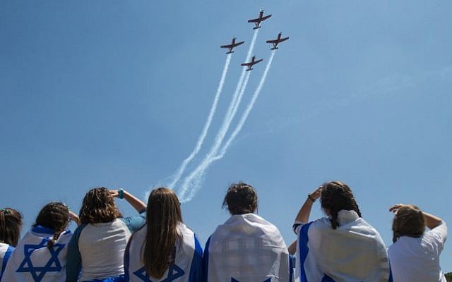 People watch the military airshow on Israel's 68th Independence Day in Jerusalem, May 12, 2016. (Yonatan Sindel/Flash90)