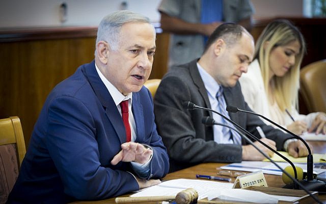 Prime Minister Benjamin Netanyahu leads the weekly cabinet meeting at the Prime Minister's Office in Jerusalem on May 15, 2016. (Emil Salman/POOL)