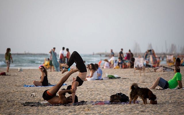 Israelis enjoy the beach in Tel Aviv, as a heatwave hits Israel. May 16, 2016. (Photo by Miriam Alster/FLASH90)