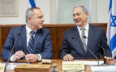 Prime Minister Benjamin Netanyahu (right) and Energy Minister Yuval Steinitz at the weekly cabinet meeting in Jerusalem, May 22, 2016. (Emil Salman/Pool)