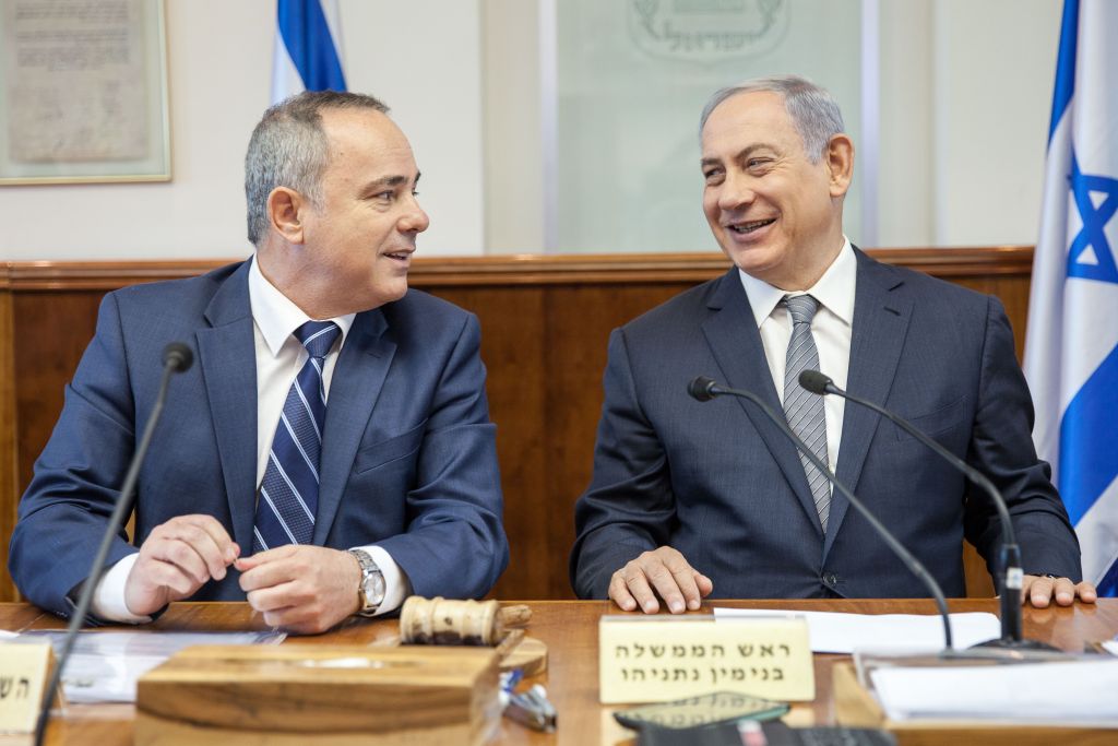 Prime Minister Benjamin Netanyahu and Energy Minister Yuval Steinitz exchange words at the weekly cabinet meeting in Jerusalem on Sunday, May 22, 2016 (Emil Salman/POOL)