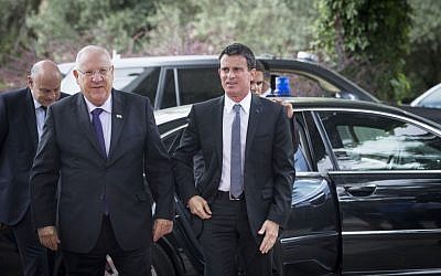 Israeli President Reuven Rivlin walks with French Prime Minister Manuel Valls, as Rivlin welcomes Valls to the President's Residence in Jerusalem, May 23, 2016. (Sindel/Flash90)