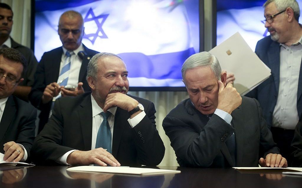 Le Premier ministre Benjamin Netanyahu (à droite) et le chef du parti politique Yisrael Beytenu, Avigdor Liberman, signent un accord de coalition à la Knesset le 25 mai 2016 (Yonatan Sindel / FLASH90).