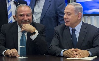 Prime Minister Benjamin Netanyahu and Yisrael Beytenu leader Avigdor Liberman announce their coalition agreement, May 25, 2016 (Yonatan Sindel/FLASH90)
