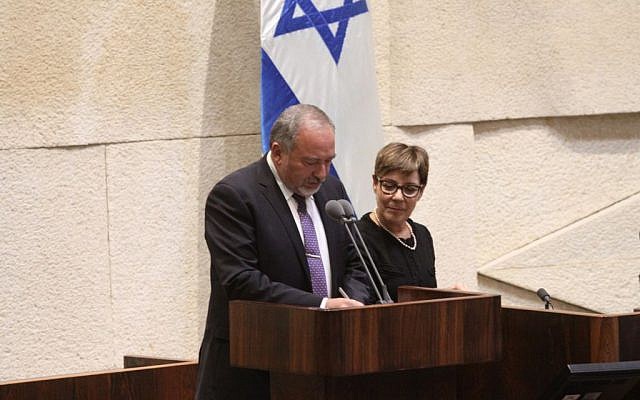 Avigdor Liberman being sworn in as defense minister after the Knesset approved his appointment, May 30, 2016. (Knesset Spokesman's department)